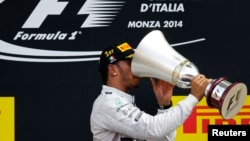 Lewis Hamilton setelah menjuarai lomba balap formula 1 di Monza, Italia tahun lalu (foto: dok).