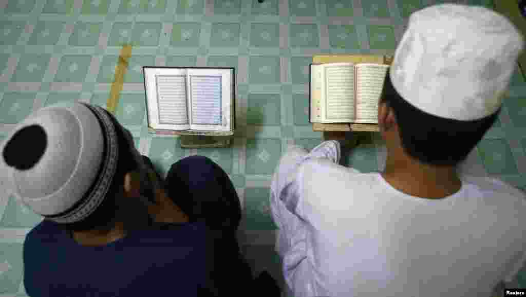 بچے قرآن پاک کی تلاوت کر رہے ہیں۔ 
