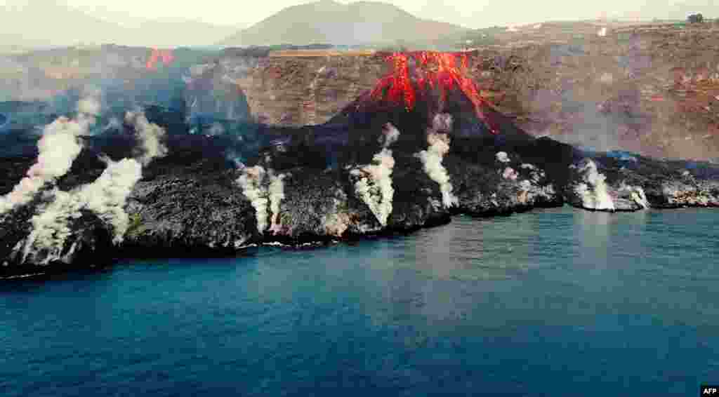 This image grab taken from a video provided by the Spanish Institute of Oceanography (IEO-CSIC) shows an aerial shot from the oceanographic vessel Ramon Margalef (IEO) of the delta formed on the coast from the lava of the Cumbre Vieja volcano, on the&nbsp;Canary Island of La Palma.