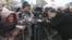 Позафракційнийдепутат Петро Порошенко розмовляє з дитиною під час Народного віче на Майдані Незалежності в Києві, 12 січня 2014 року