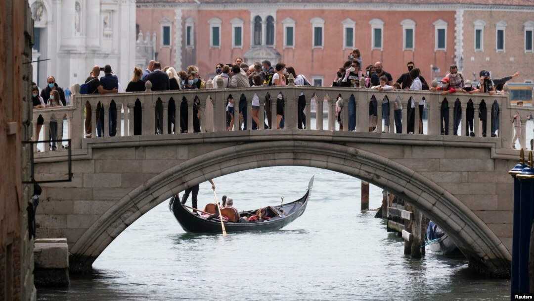 Turis menikmati suasana di Venesia, Italia, 16 Mei 2021, setelah negara tersebut menghapus kebijakan karantina. (REUTERS/Manuel Silvestri)