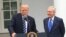 El presidente de Estados Unidos, Donald Trump y el líder de la mayoría del Senado, Mitch McConnell, hablan con reporteros en la Casa Blanca. Oct. 16, 2017. Foto: Steve Herman, VOA.