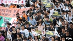 香港民間人權陣線發起的2013年71大遊行，以爭取民主及普選為主要訴求(美國之音湯惠芸)