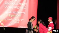 မြန်မာ့ဒီမိုကရေစီခေါင်းဆောင် ဒေါ်အောင်ဆန်းစုကြည်ဟာ စနေနေ့က နယူးယောက်မြို့မှာ မြန်မာနိုင်ငံသားတွေ၊ တိုင်းရင်းသားတွေနဲ့ တွေ့ဆုံခဲ့ပါတယ်။ 