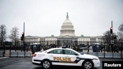 Un automóvil de la policía del Capitolio de EE. UU. pasa frente al Capitolio en Washington, el 26 de enero de 2021.