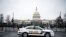 Un automóvil de la policía del Capitolio de EE. UU. pasa frente al Capitolio en Washington, el 26 de enero de 2021.