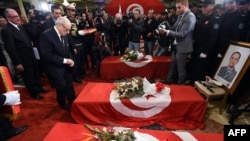 Le chef de l'Etat tunisien Béji Caïd Essebsi, décore à titre posthume des membres de la garde présidentielle tués lors d'un attentat contre leur bus à Tunis, 25 novembre 2015. 