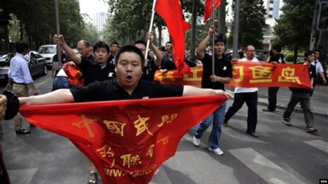 Warga Tiongkok melakukan protes anti Jepang di depan Kedutaan Besar Jepang di Beijing.