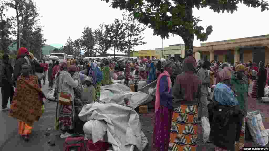 Des réfugiés burundais attendent à Bugarama leur embarquement pour le camp de transit de Nyagatare, Rwanda, 8 mars 2018. (VOA/Ernest Muhero)