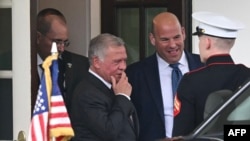 Raja Yordania Abdullah II (kedua dari kiri) meninggalkan Gedung Putih menyusul pertemuan dengan Presiden AS Joe Biden, di Washington DC, 6 Mei 2024. (Foto: Andrew Caballero-Reynolds/AP Photo)