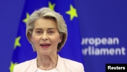 La presidenta de la Comisión Europea, Ursula von der Leyen, se dirige al pleno del Parlamento Europeo en Estrasburgo, en el este de Francia, el jueves 18 de julio de 2024. Los eurodiputados reeligieron a Ursula von der Leyen como presidenta de la Comisión Europea