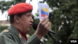 Hugo Chávez fue a la céntrica Plaza Bolívar y declaró que enfrenta la batalla “más grande” de su vida.