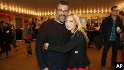 Produser eksekutif Jordan Peele (kiri) dan Lorena Gallo (dulu: Lorena Bobbitt), berpose pada pemutaran perdana film "Lorena" di Festival Film Sundance, Park City, Utah, 29 Januari 2019. 