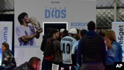 Para penggemar bintang sepakbola Diego Maradona dapat mengunjungi pesawat Tango D10S yang akan menampilkan Maradona versi hologram, di bandara Moron, di pinggiran Buenos Aires, mulai hari Sabtu (23/7). 