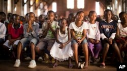 Des enfants rwandais à la paroisse de la Sainte-Famille à Kigali, pour la commémoration du génocide, le 6 avril 2014. (Photo AP)