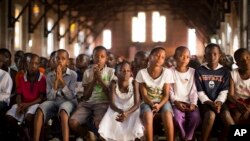 Des enfants écoutent une messe célébrée à l'occasion du vingtième anniversaire rwandais. Kigali, 6 avril 2014.