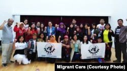 Migrant Care bantu pekerja migran di Hong Kong yang masih belum mendapat informasi untuk memberikan suara hari Minggu (14/4) (courtesy: Migrant Care)