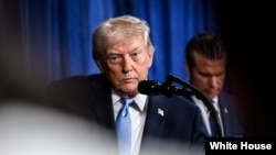 特朗普总统1月3日在海湖庄园举行的记者会上发表讲话。