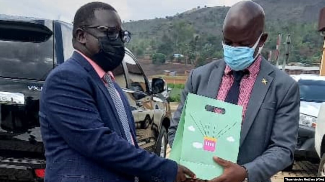Bwana Bizoza Careme uyobora intara ya Cibitoke mu Burundi na Bwana Francis Habitegeko uyobora intara y'Uburengerazuba mu Rwanda 