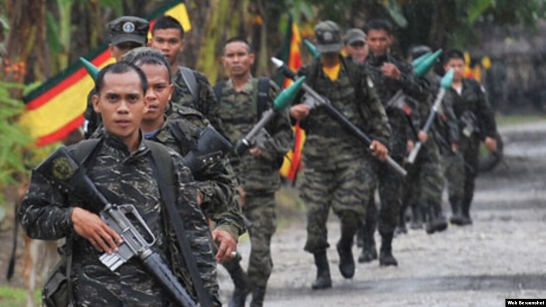 Tentara pemberontak Moro (MNLF) menyerbu kelompok militan Abu Sayyaf yang menolak membebaskan sandera (foto: dok). 