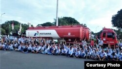 Buruh AMT saat membawa mobil tangki Pertamina dalam aksi di depan Istana Merdeka, Senin (18/3). (Courtesy: AMT Pertamina)