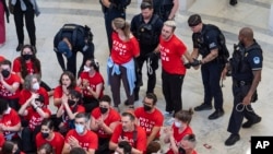 Pripadnici policije Kapitola hapse učesnike protesta protiv posete izraelskog premijera (Foto: AP/J. Scott Applewhite)