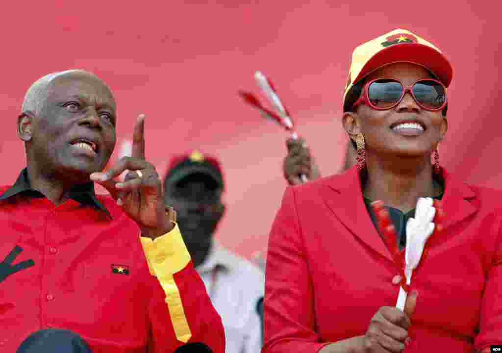 Presidente de Angola, José Eduardo dos Santos ao lado da primeira dama angolana Ana Paula dos Santos, na campanha eleitoral de 2012 