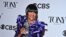 Cicely Tyson posa con su premio Tony a la mejor actriz en una obra de teatro por su papel en "El viaje a la abundancia" en 2013.