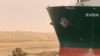 Щоб зрушити з місця судно, яке перешкоджає руху в Суецькому каналі, може знадобитись кілька тижнів
