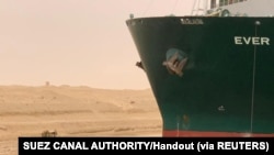Фото: Працівники поблизу судна Ever Given в Суецькому каналі