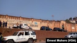 Une patrouille de la police devant la prison centrale de Bukavu, Sud-Kivu, RDC, 28 juillet 2017. (VOA/Ernest Muhero)