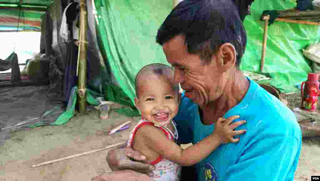 အထက်မြတ်လှဲ စစ်ရှောင်စခန်းရှိ သားအဖ