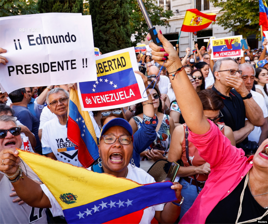 Venezolanos se reúnen en apoyo a Edmundo González, en Madrid.