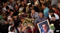 El disidente y líder del Movimiento Cristiano Liberación, Oswaldo Payá, fue sepultado este martes en el cementerio de La Habana.