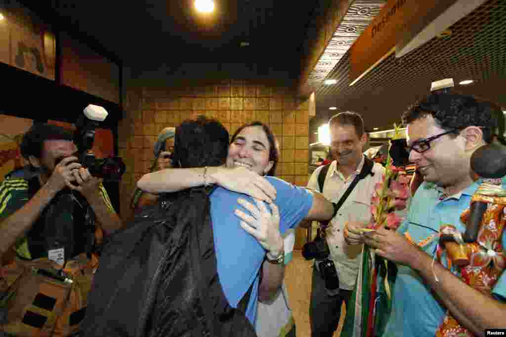 La periodista reconocida como una de las principales opositoras al régimen castrista es bienvenida al llegar a suelo brasileño, en el aeropuerto internacional Guararapes en Recife, Brasil.