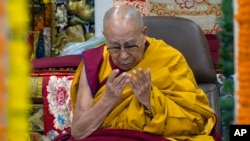 FILE - Pemimpin spiritual Tibet, Dalai Lama, memimpin doa di mana sekelompok umat India berdoa untuk umur panjangnya di Dharamshala, India, 6 Desember 2024.