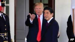 Tổng thống Mỹ Donald Trump (trái) và Thủ tướng Nhật Bản Shinzo Abe.