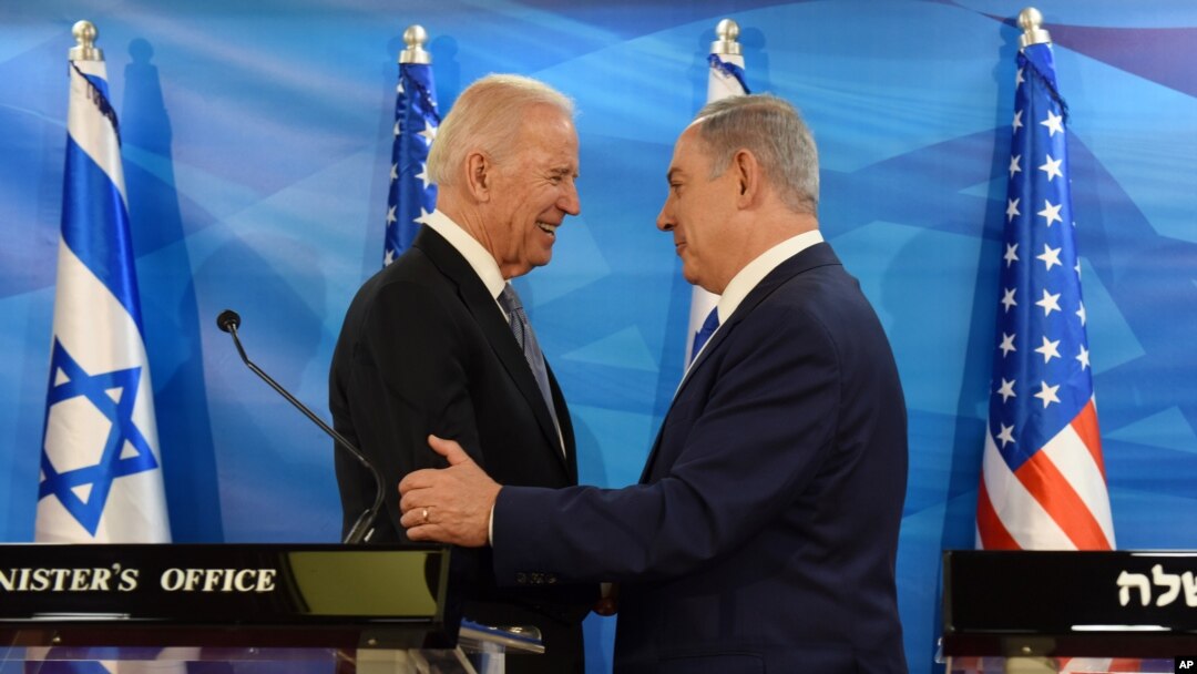 Wakil Presiden AS Joe Biden dan Perdana Menteri Israel Benjamin Netanyahu berjabat tangan saat memberikan pernyataan bersama di kantor perdana menteri di Yerusalem, Israel, Rabu, 9 Maret 2016. (Foto: via AP)
