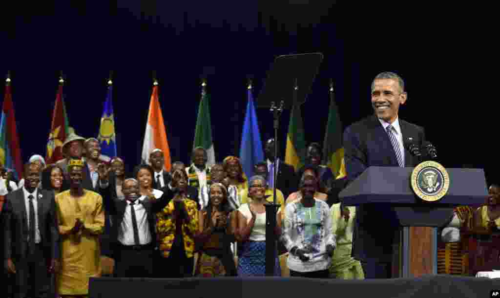 Le président Barack Obama parle avec les leaders de l&#39;initiative des jeunes africains (YALI) à Washington,3 août 2015.