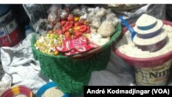 Des condiments et crudités étalés à même le sol à l'entrée sud du grand marché de la capitale, Ndjamena, Tchad, le 9 juin 2016. (VOA/André Kodmadjingar)