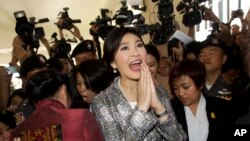 ထိုင်းဝန်ကြီးချုပ်ဟောင်း ယင်းလပ် လွှတ်တော် တက်ရောက်လာစဉ်။ (ဇန်နဝါရီ ၂၂၊ ၂၀၁၅)