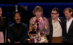 Taylor Swift gana el Grammy al Álbum del año por "Folklore" en la 63ª entrega anual de los Premios Grammy en Los Ángeles, California, EE. UU., 14 de marzo de 2021. [Foto: Vía Reuters]
