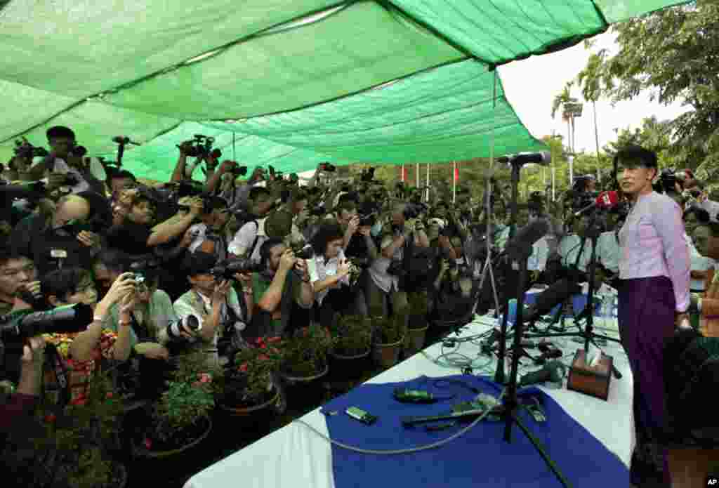 Aung San Suu Kyi addresses a press conference at her house in Rangoon, Burma, March 30, 2012. (AP)