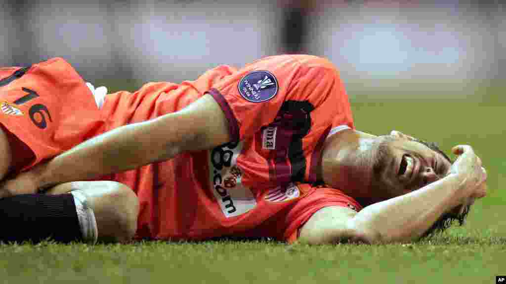 + 28 août 2007: le défenseur espagnol du FC Séville Antonio Puerta décède trois jours après avoir subi plusieurs arrêts cardiaques. Il s'était d'abord évanoui sur le terrain, au cours d'un match de championnat face à Getafe, puis dans les vestiaires. Il souffrait notamment d'une "arythmie ventriculaire due à une dysplasie arythmogène du ventricule droit".