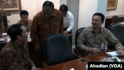 Gubernur Jakarta Ahok (kanan) dan Walikota Bandung Ridwan Kamil (kiri) saat rapat di Istana Presiden, Jakarta, Kamis, 2 April 2015 (Foto: VOA/Ahadian)