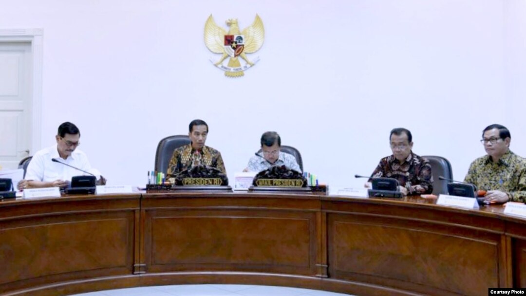 Presiden Joko Widodo memimpin rapat terbatas di kantor Presiden di Jakarta hari Selasa, 14/6 (foto: Biro Pers Kepresidenan).