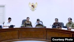 Presiden Joko Widodo memimpin rapat terbatas di kantor Presiden di Jakarta hari Selasa, 14/6 (foto: Biro Pers Kepresidenan).