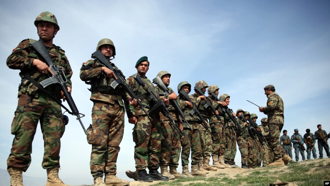 Tentara Nasional Afghanistan berjaga-jaga di distrik Dahna-e-Ghori, Baghlan, Afghanistan, Maret 2016.