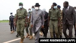 L'ancien président nigérian Goodluck Jonathan à l'aéroport international de Bamako lors de son arrivée le 22 août 2020.