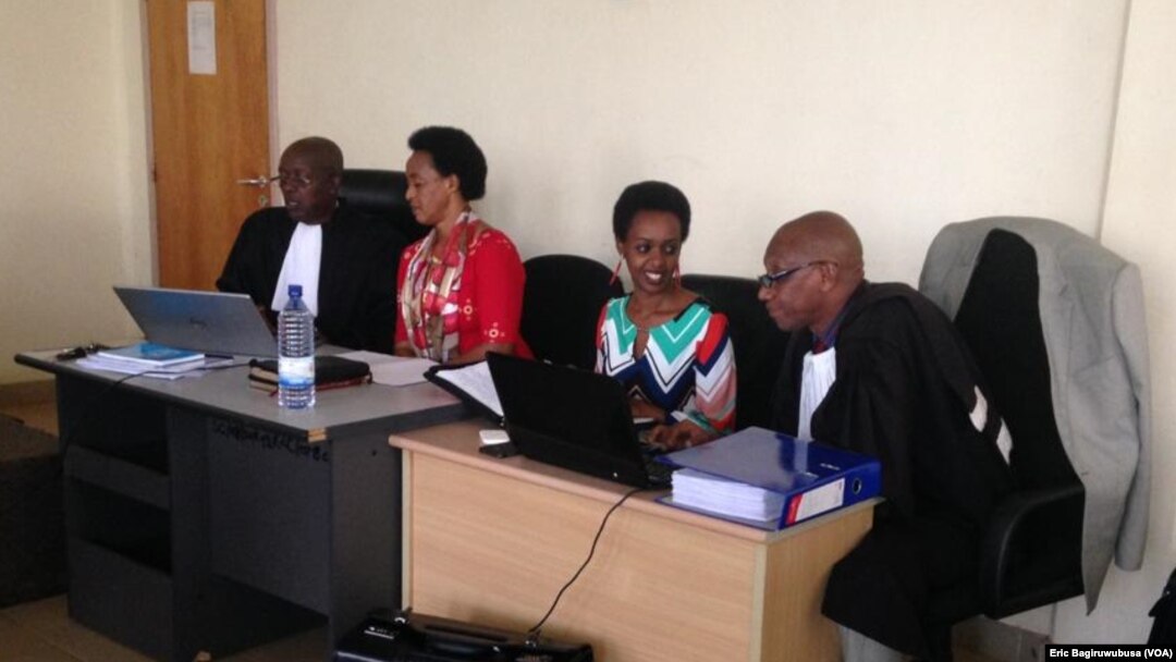 Diane Rwigara na nyina we aho bariko barisobanura 